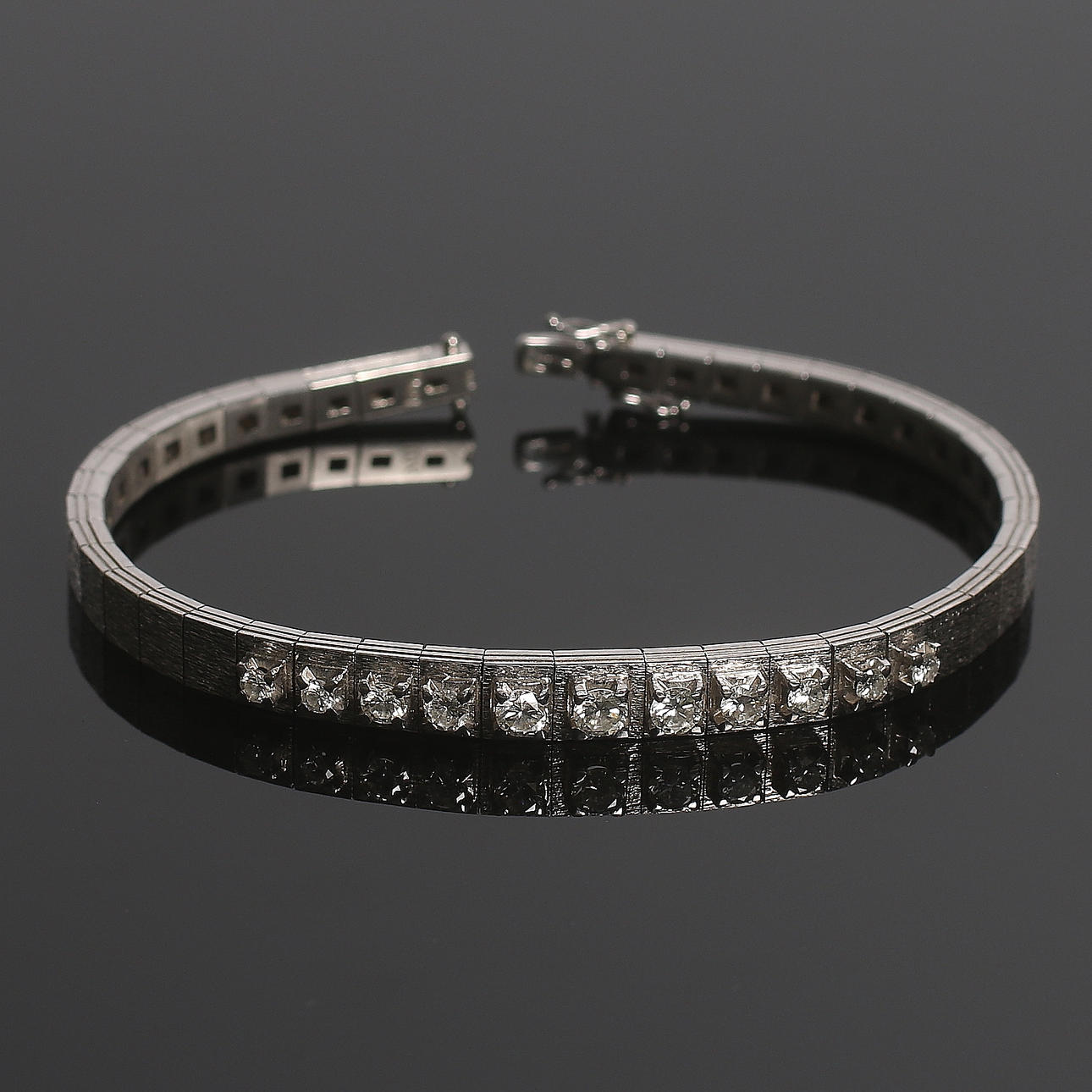 ARMBAND, 18k vitguld, 11 briljantslipade diamanter tot ca 1,06 ct. Vikt 23 gram.