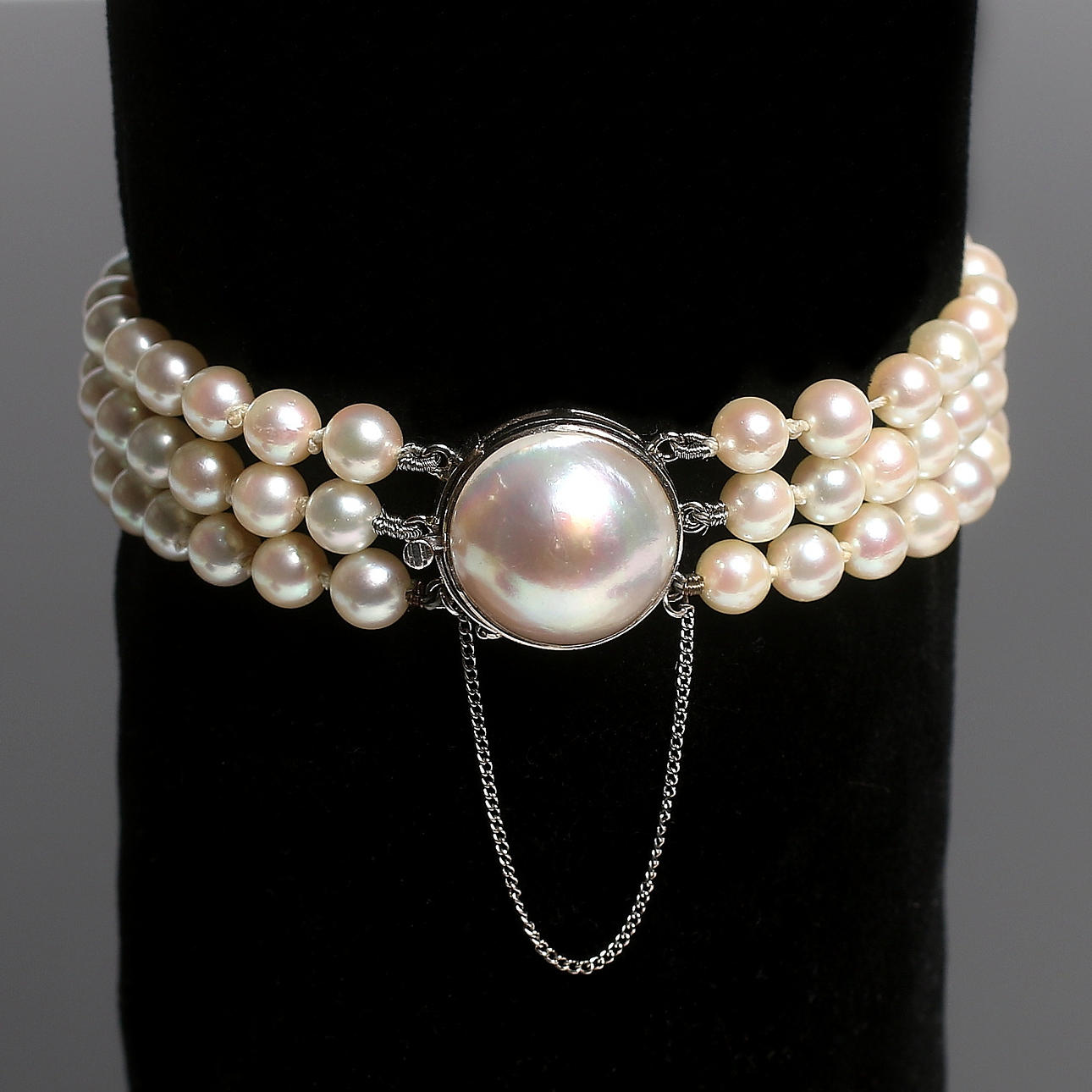 ARMBAND, odlade pärlor, lås i 18k vitguld. Tyskland.