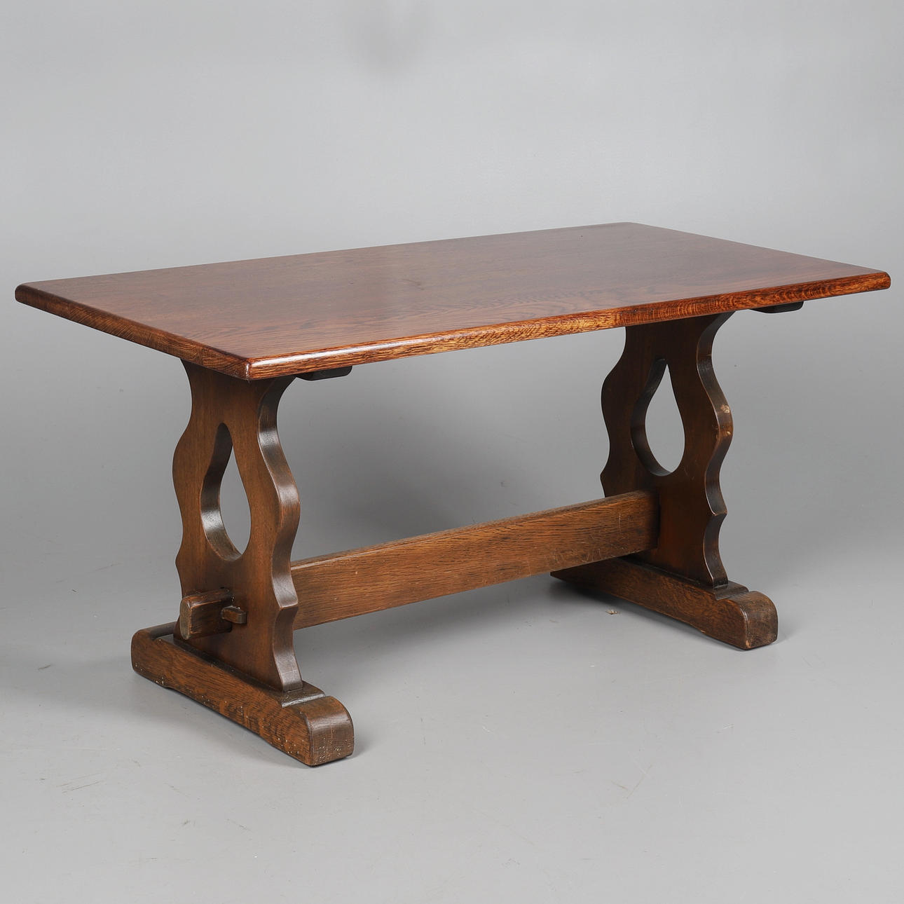 ET LAVT BORD i MØRK EG.