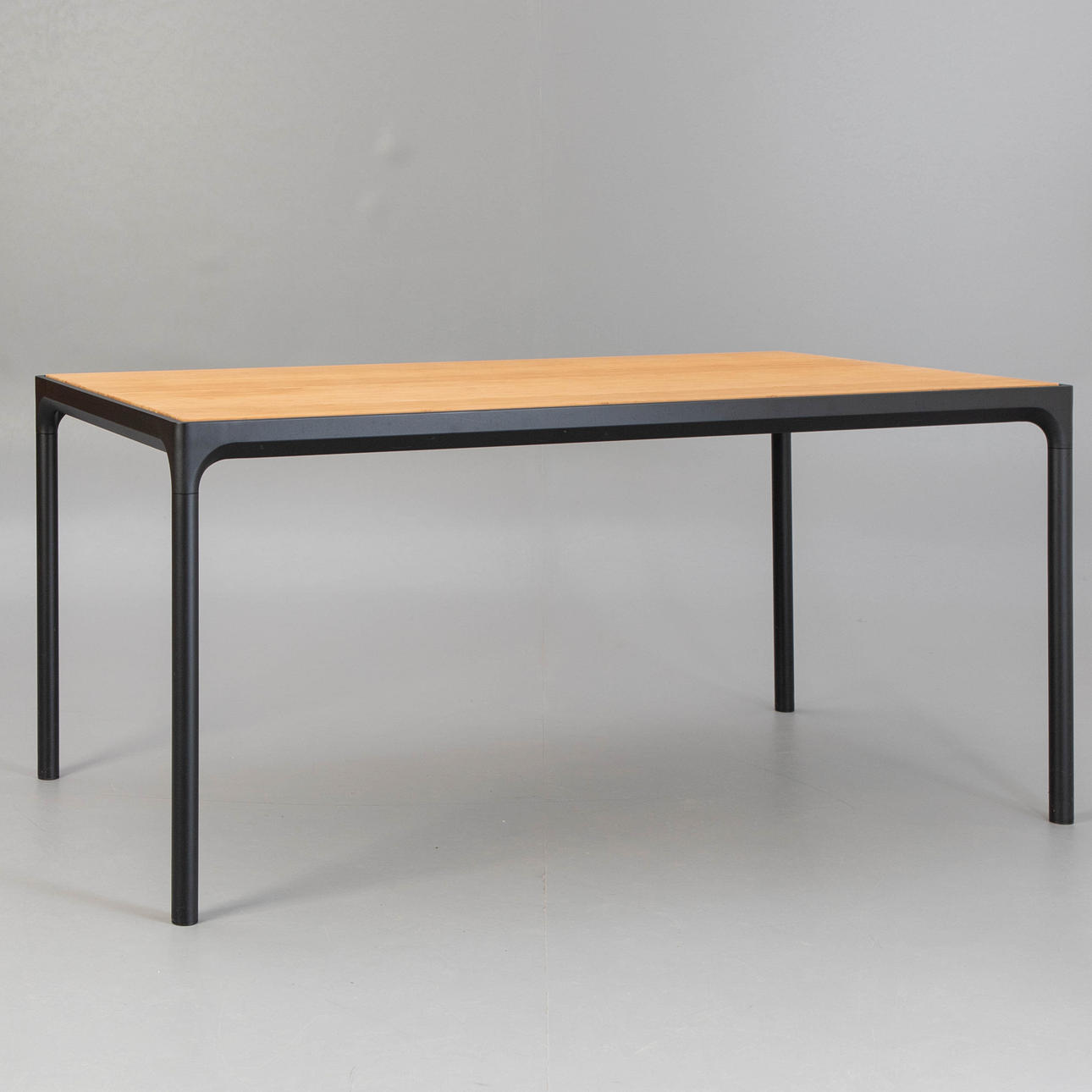 HENRIK PEDERSEN. HOUE, havebord 'Four'.