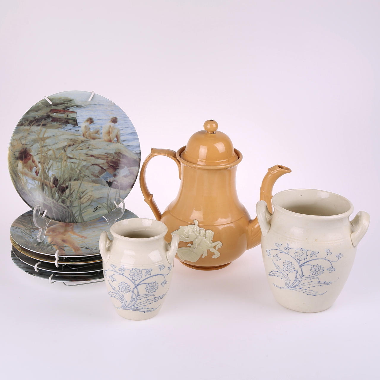 KRUKOR, 2 st, Gustavsberg + KANNA, Tillinge + 5 st VÄGGTALLRIKAR, Zornmotiv.