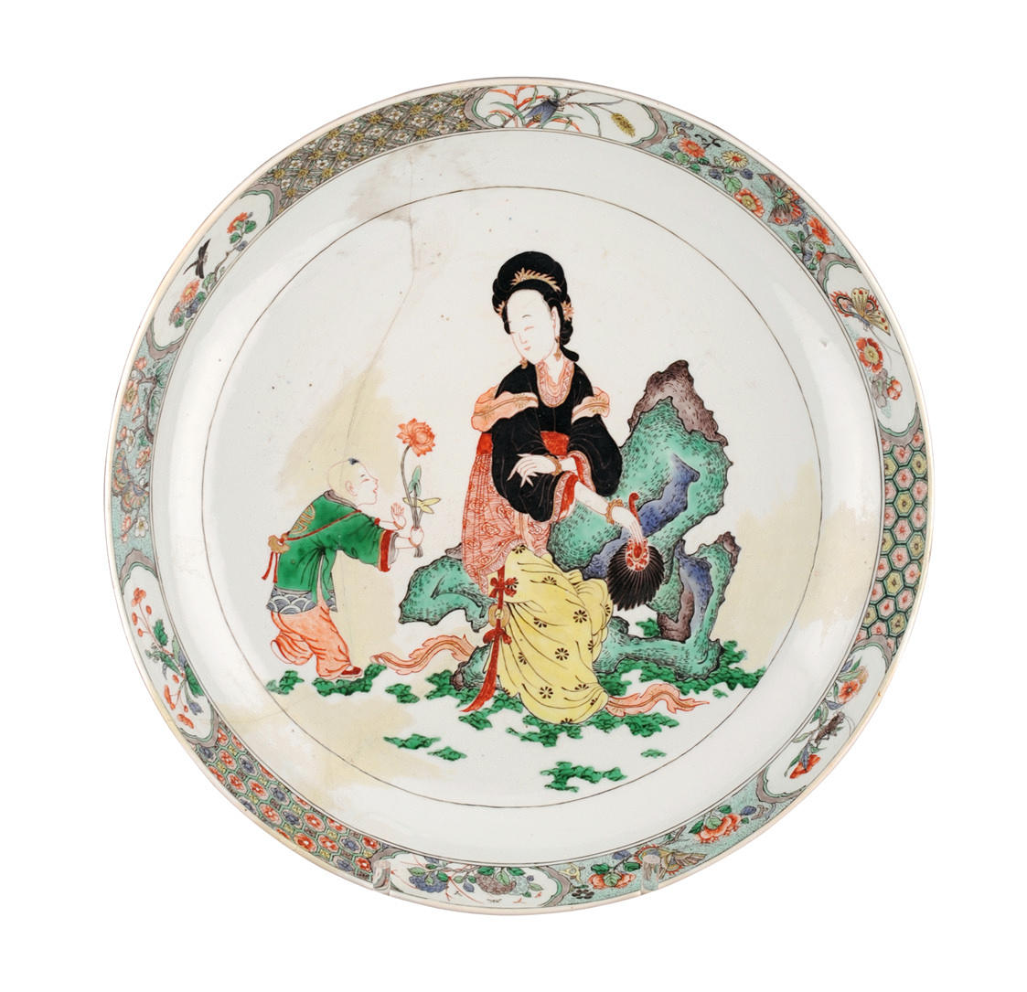 STOR DEKORATIV SKÅL. Porslin, dekor i familjen vert färger. Kina, 1600-tal.