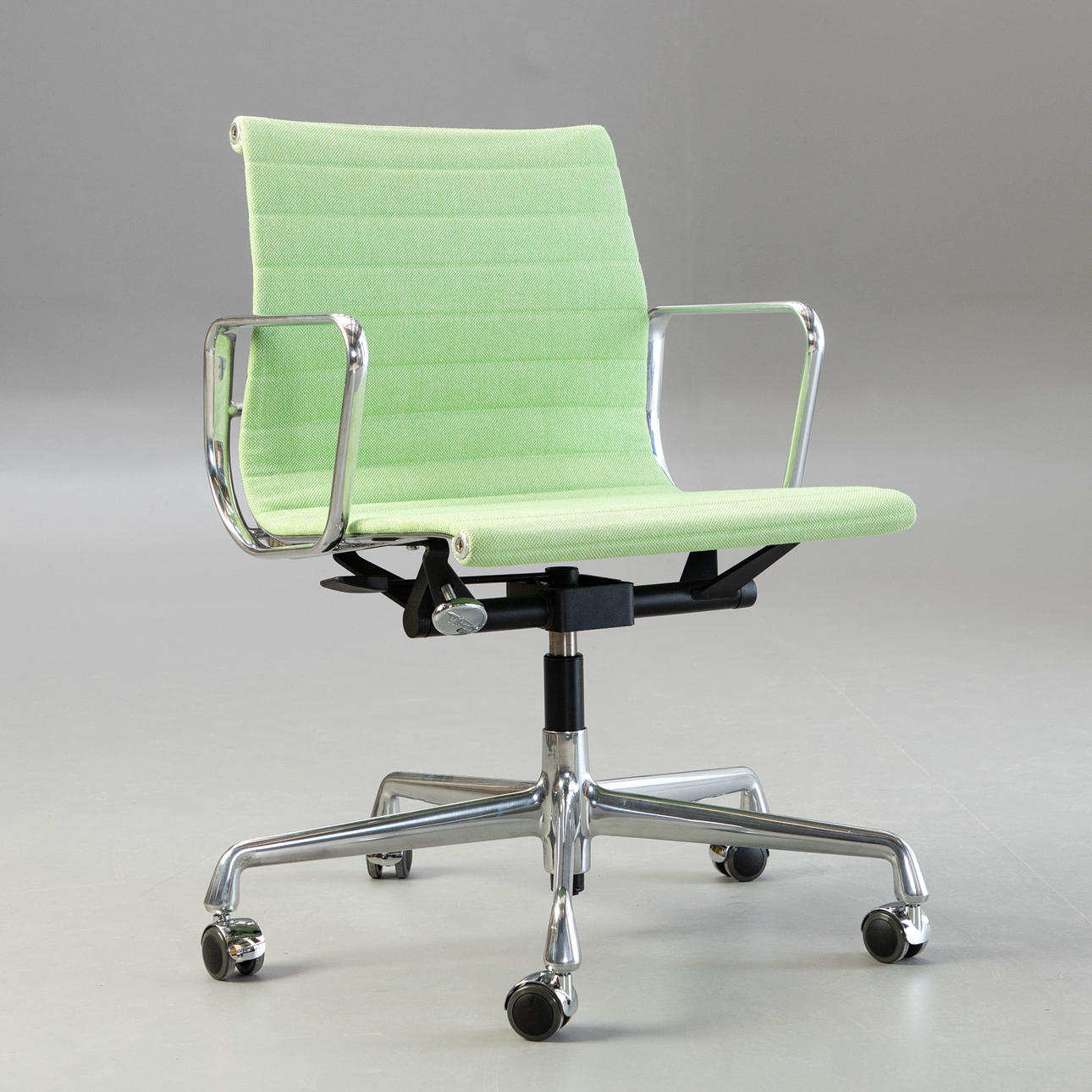 CHARLES & RAY EAMES. Vitra, työtuoli EA 118.