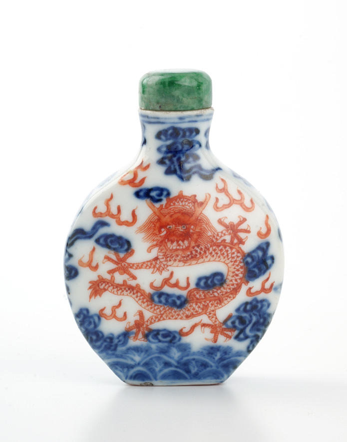 SNUSFLASKA. Porslin målat i rött och underglasyrblått. Kina 18/19 -talet.