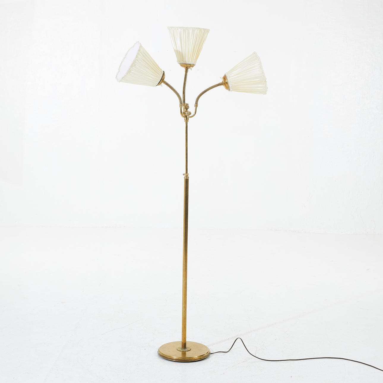 GOLVLAMPA, mässing, tre ledbara armar, 1900-tal.