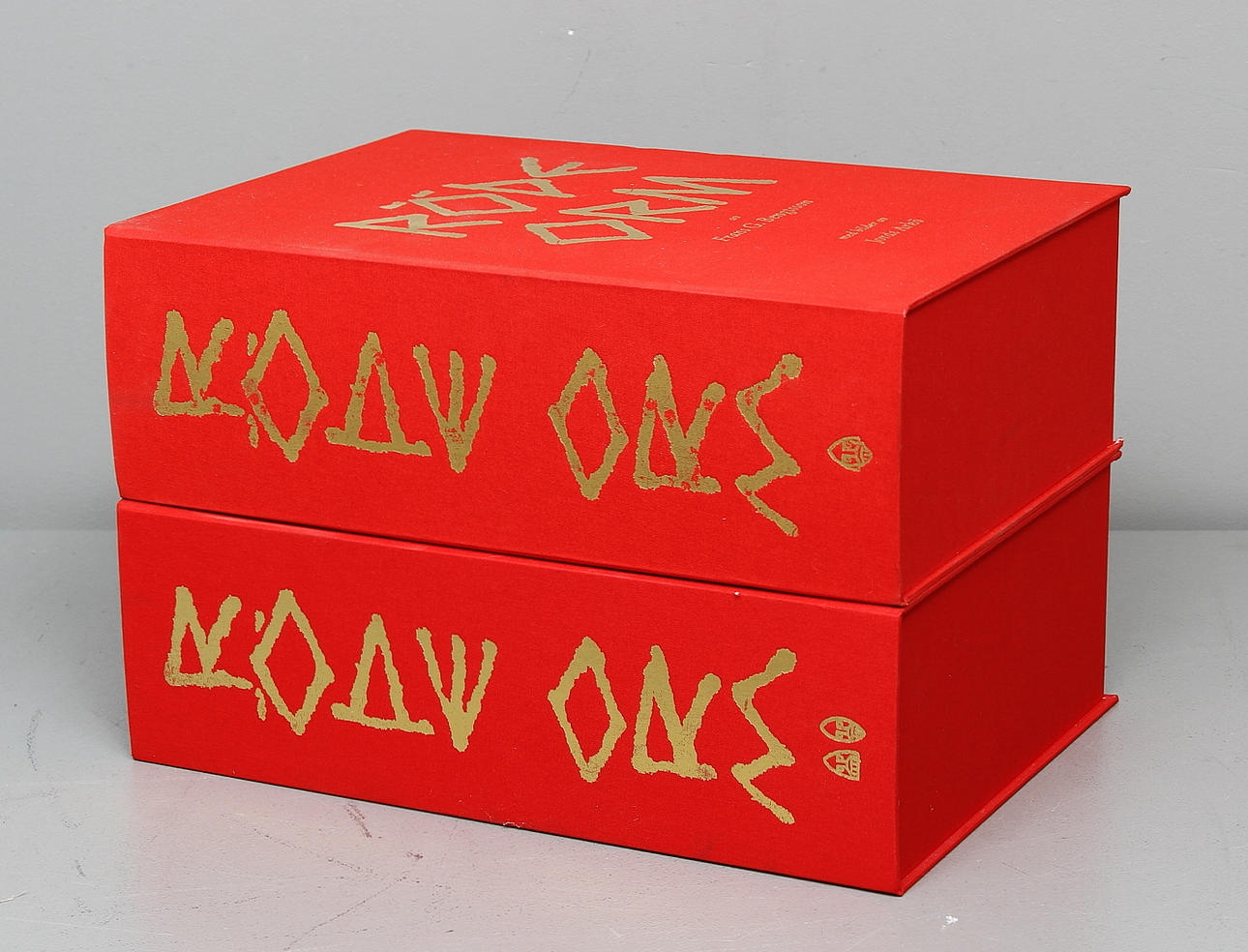 JORDI ARKÖ. Färglitografisk mapp, "Röde orm", 2 band, av Frans G Bengtsson och med bilder av Jordi Arkö, signerade.