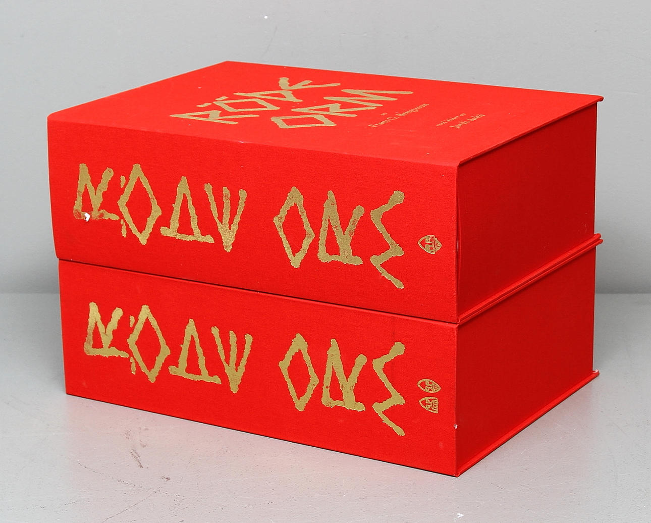 JORDI ARKÖ. Färglitografisk mapp, "Röde orm", 2 band, av Frans G Bengtsson och med bilder av Jordi Arkö, signerade.