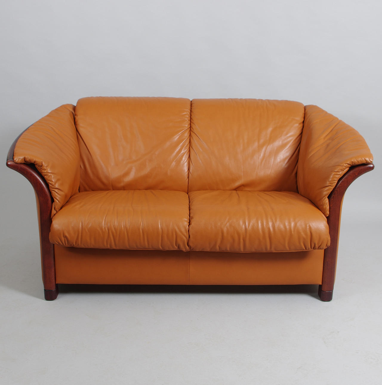 SOFFA, 2-sits, mahogny med brun skinnklädsel.