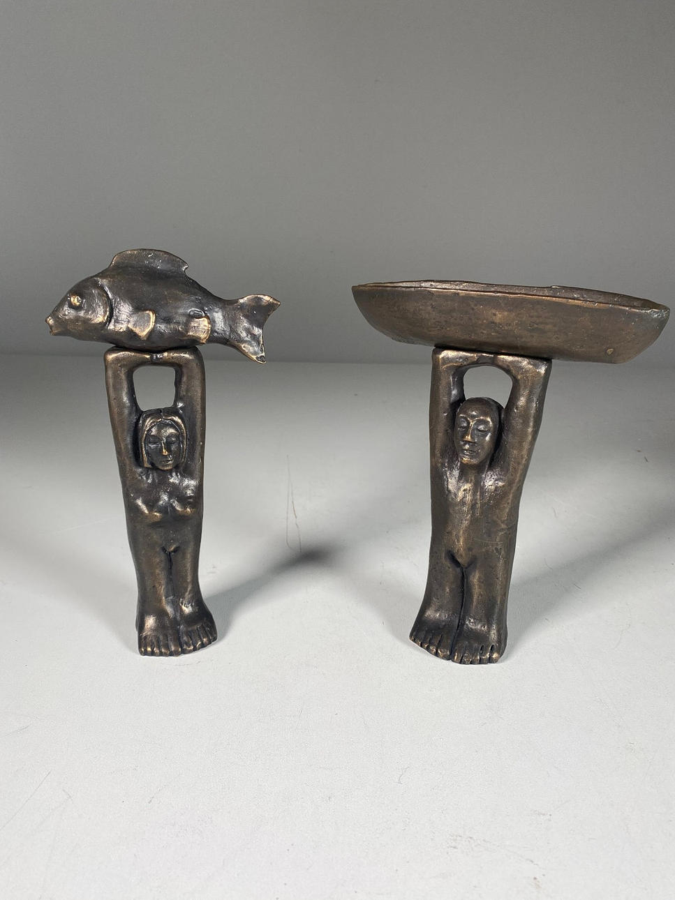 par bronsskulpturer.