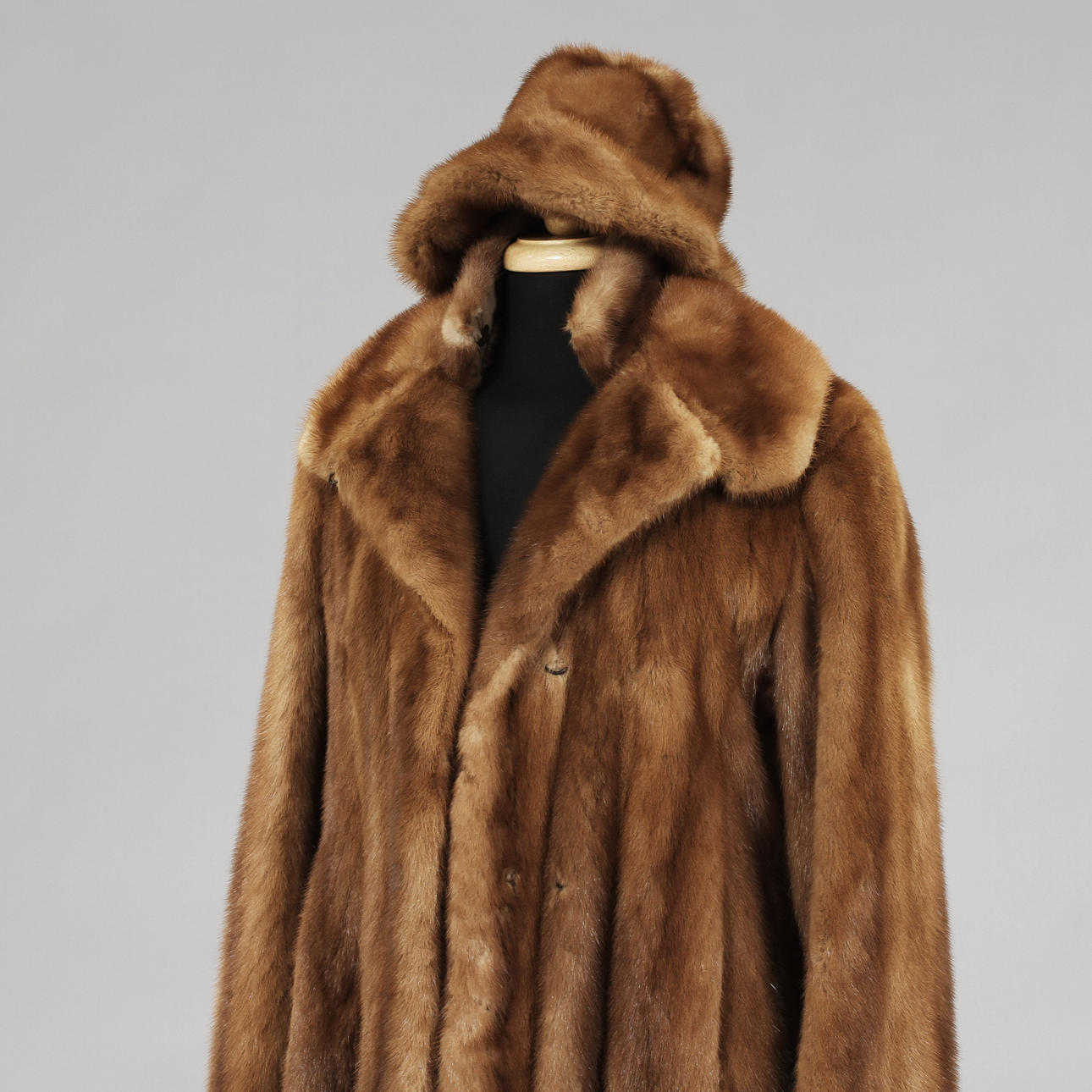 DAMPÄLS med tillhörande PÄLSKRAGE och PÄLSHATT, mink. Nougatbrun. Sagamink.