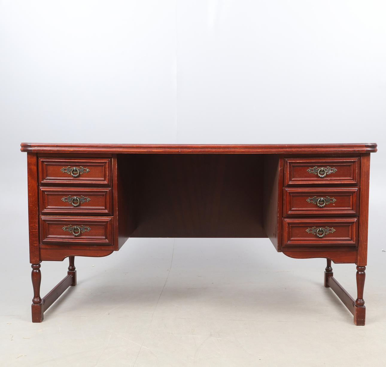 SKRIVBORD, mahogney,1900-talets andra hälft.