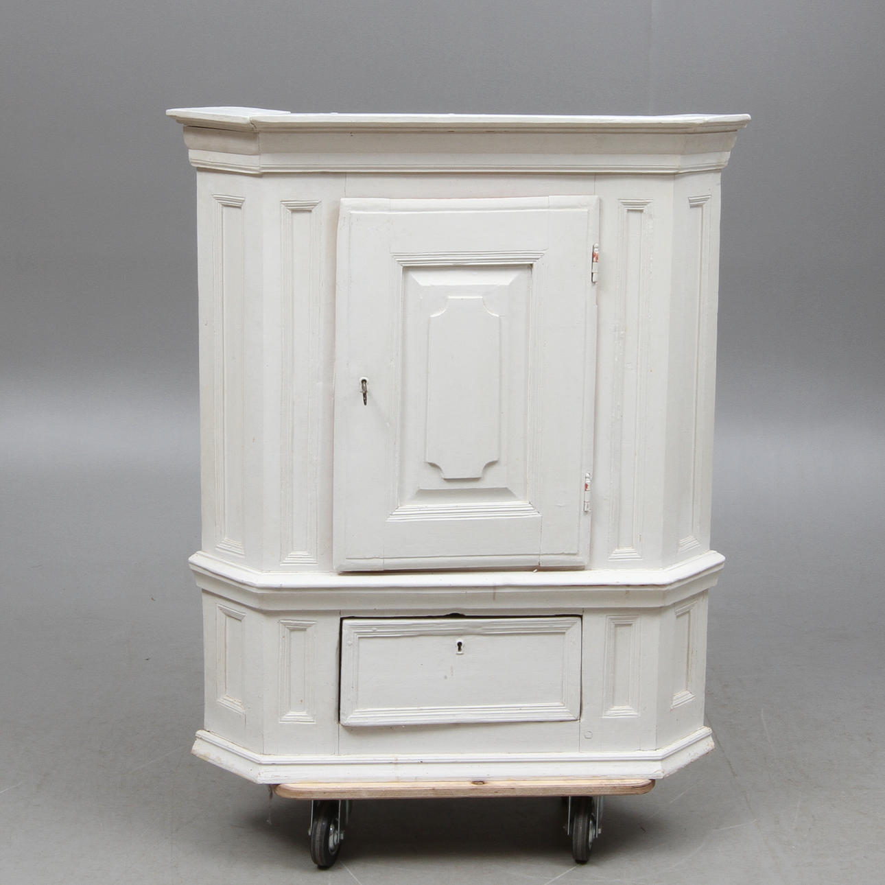 HÖRNSKÅP, 1700-tal.