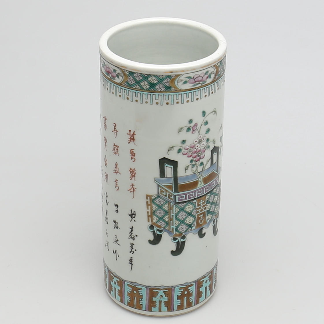 PENSELVAS. Porslin. Kina. Dekor av blomsterurnor och skrivtecken. 1900-tal.