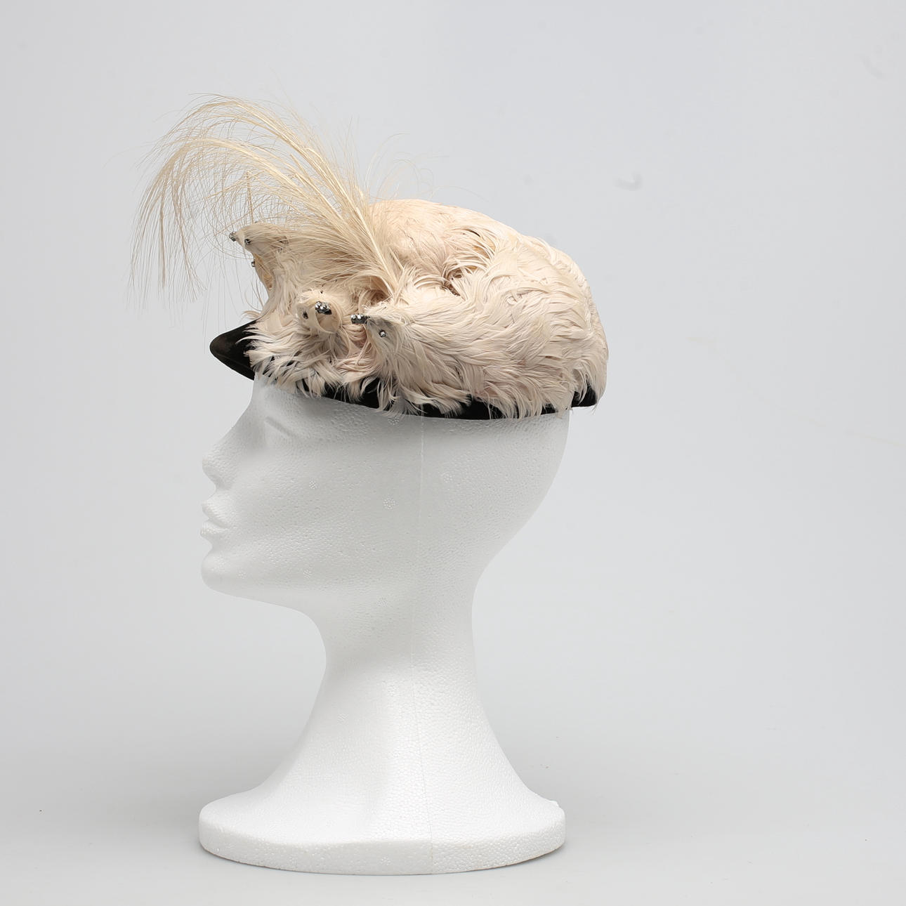 HATT monterad med fåglar, fjäderplym. Germaine Velghe, 9 rue Duphot, Paris. 1950-tal.