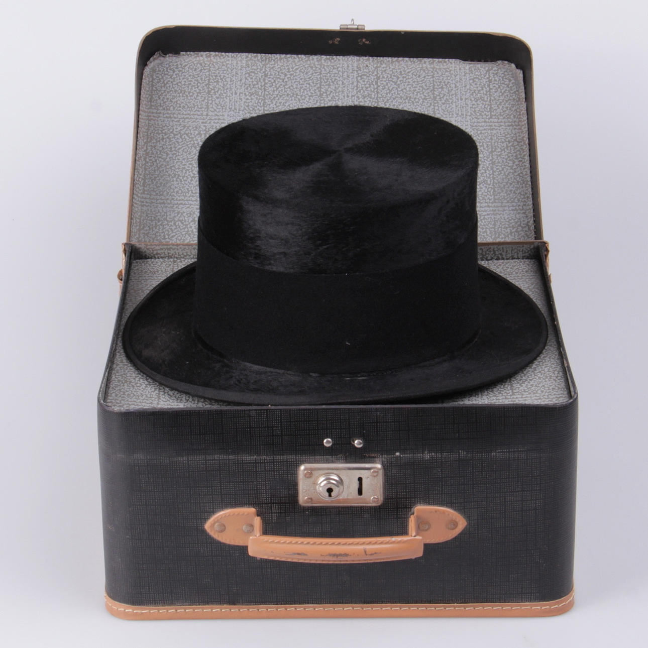 HÖGHATT, med väska, Finesse solidite elegance, Paris.