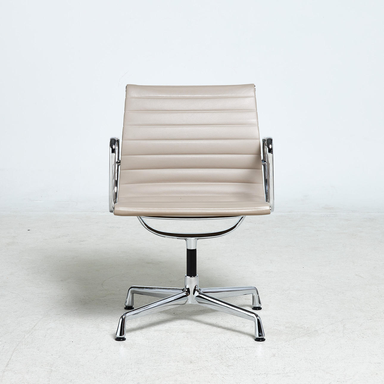 CHARLES & RAY EAMES. Vitra, "EA-108", stelstole, gråt læder.
