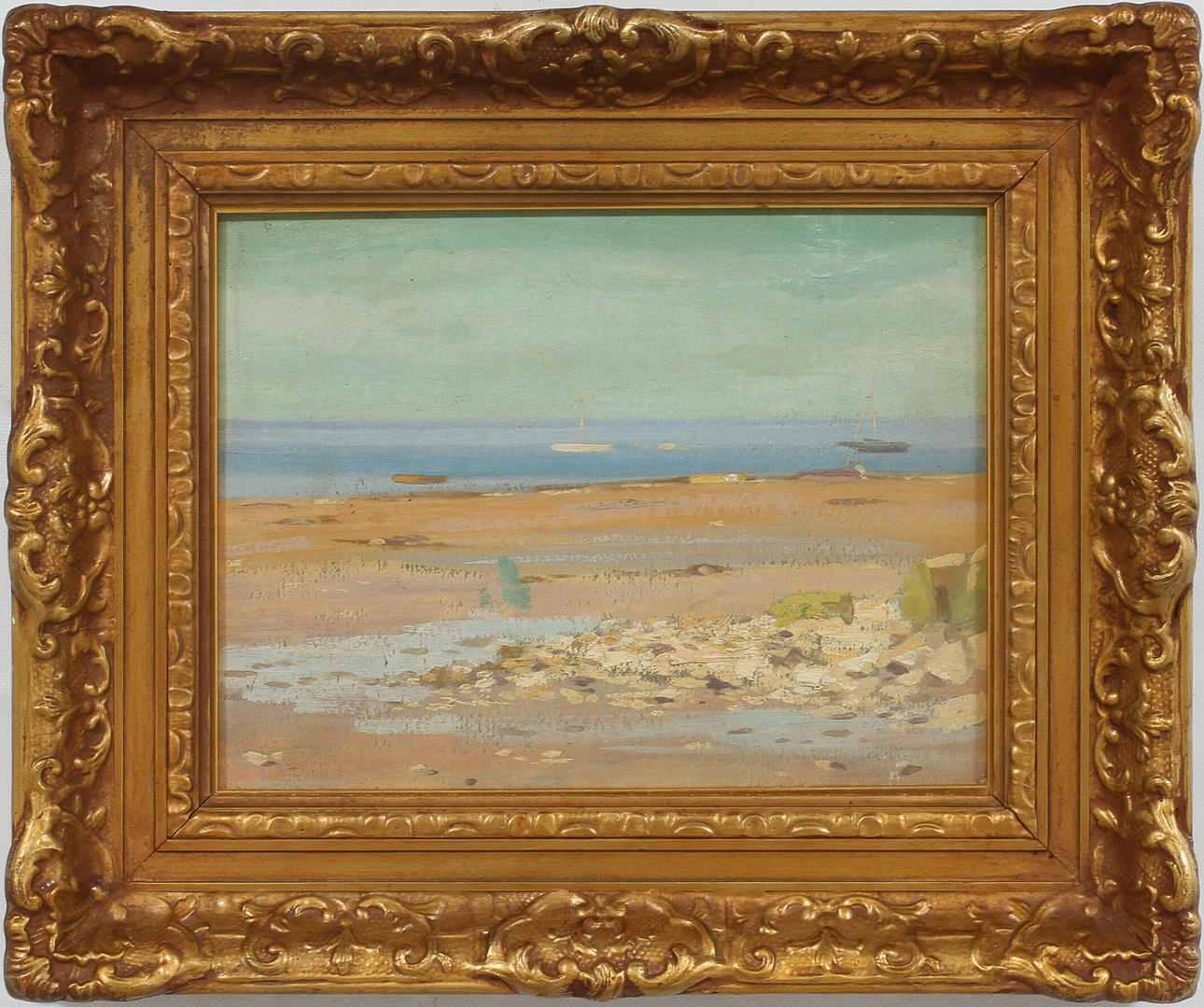 OIDENTIFIERAD KONSTNÄR. Kustbild med fartyg. Olja på pannå. Text a tergo Edward Archibald Brown född 1869. Utställd på Royal Academy.