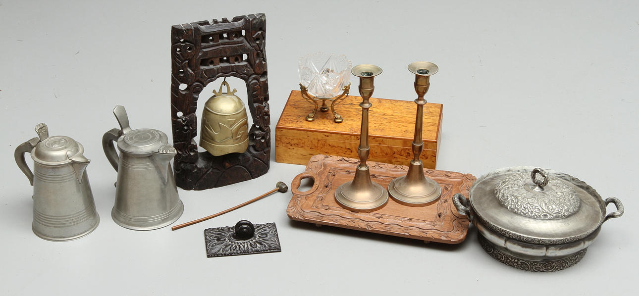 PARTI DIVERSE, bland annat tennstop och ljusstakar. 1800/1900-tal.