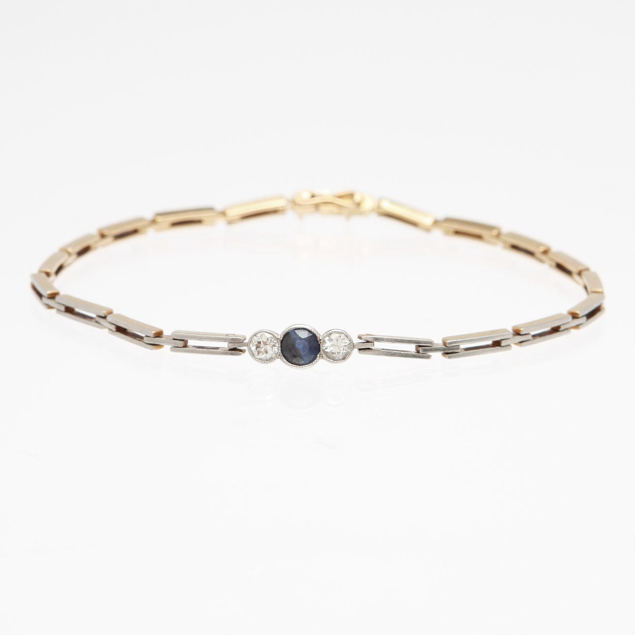 ARMBAND, 18K röd- samt vitguld med safir samt två diamanter, totalt ca 0,25 ct. Vikt 8,8g. (35266E.