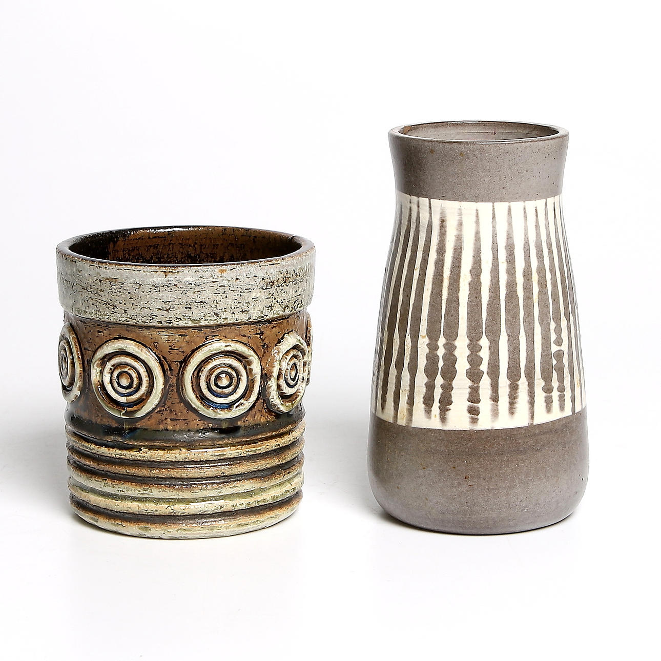 VASER, 2 st, keramik, Marie Simmulson, Upsala-Ekeby samt Britt-Louise Sundell, Gustavsberg, signerad med studiohand.