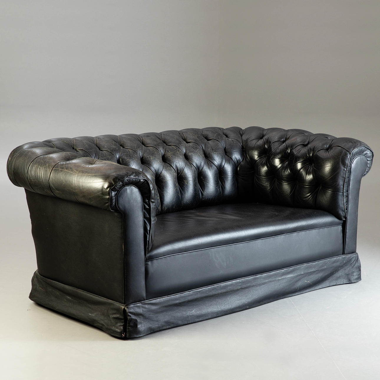 Chesterfield soffa, svart läder.