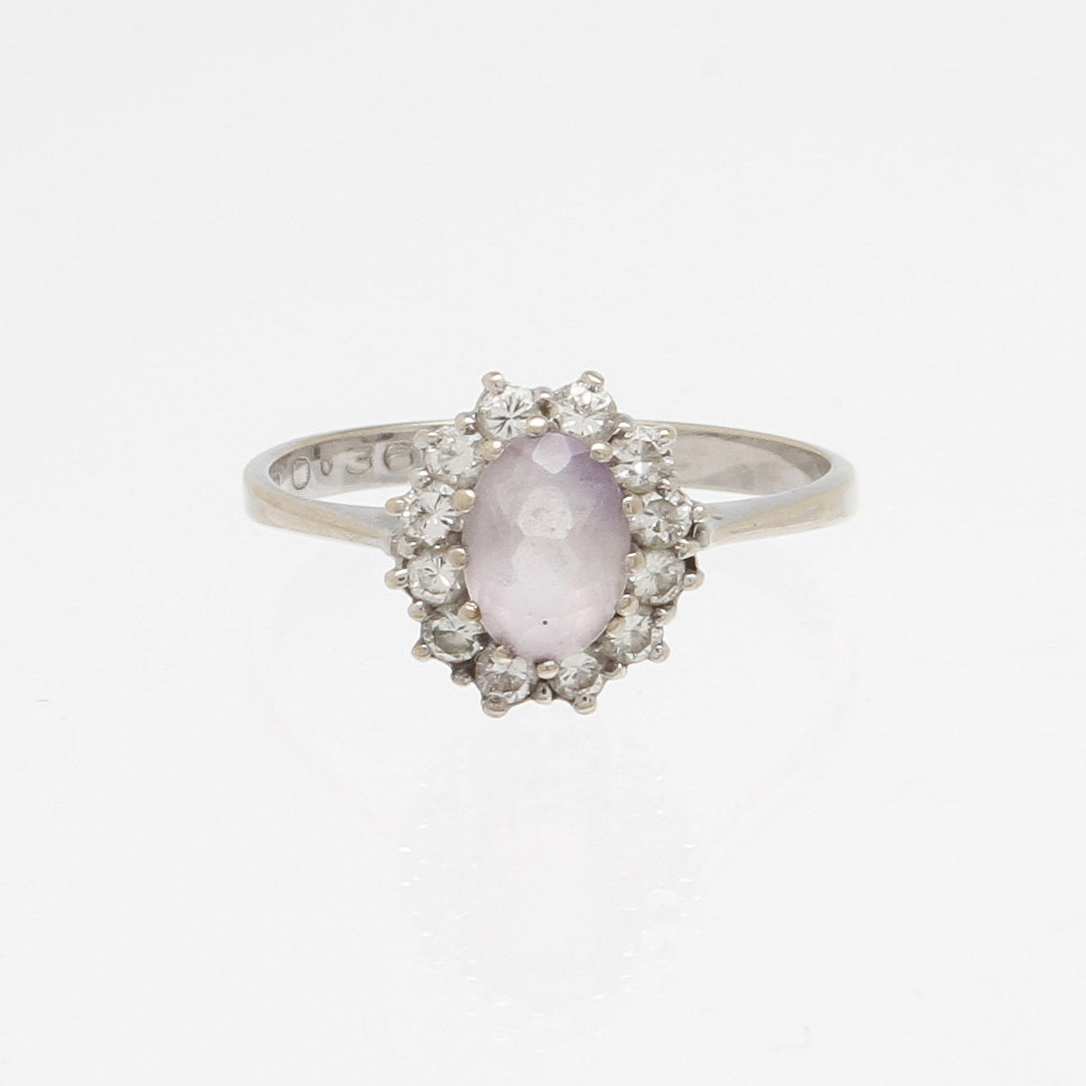 RING, 18K vitguld med ametrin samt 12 diamanter, totalt ca 0,21ct. Vikt 2,7g.