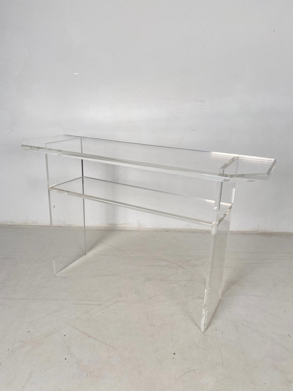 Tv Board aus Acrylglas.