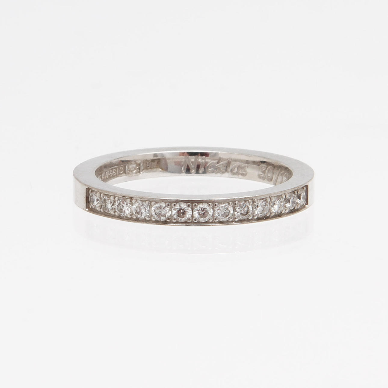 RING, halvallians, 18K vitguld med 13 diamanter, totalt ca 0,25ct. Vikt 4,0 g.