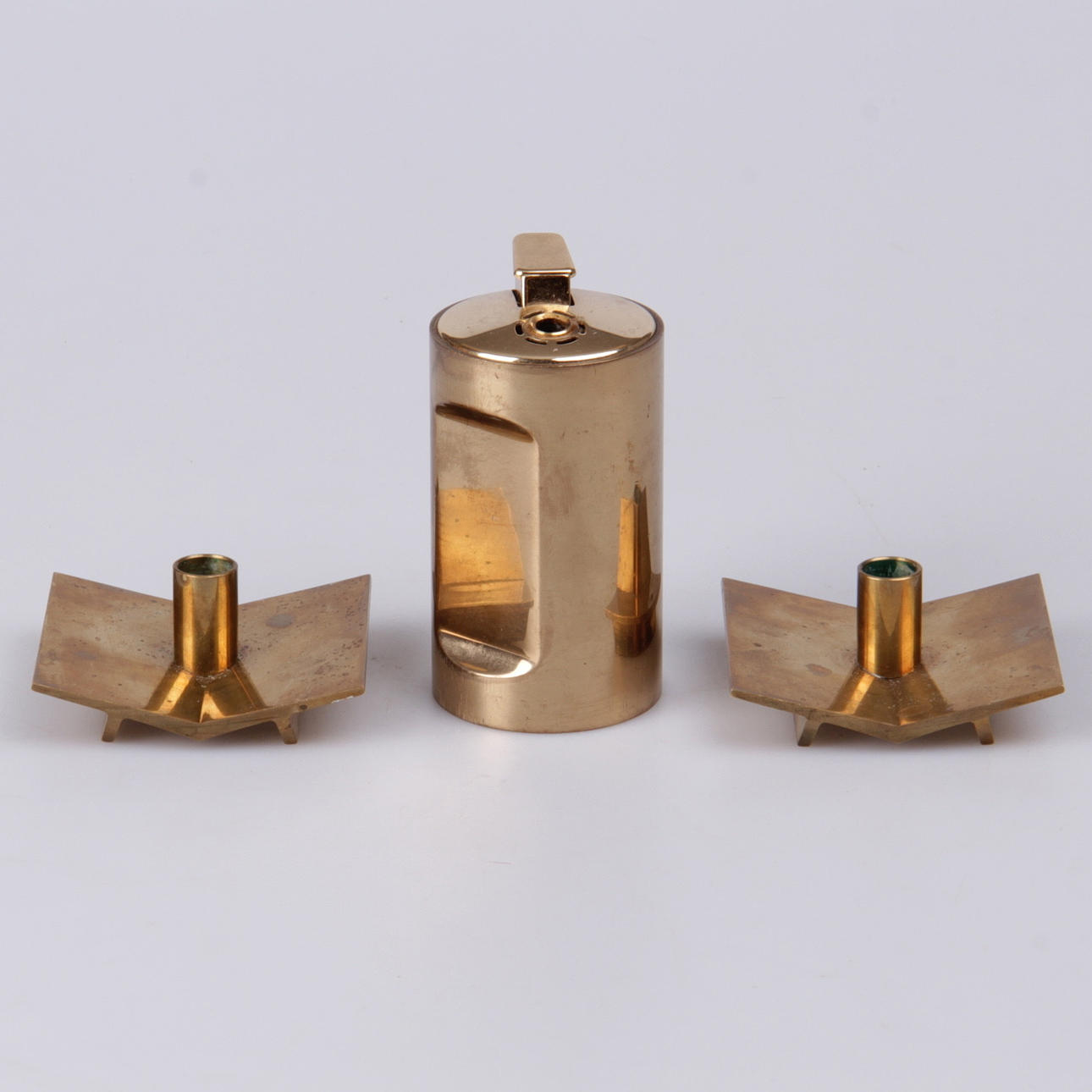 LJUSSTAKAR, ett par, samt tändare, mässing, Pierre Forsell, Skultuna.