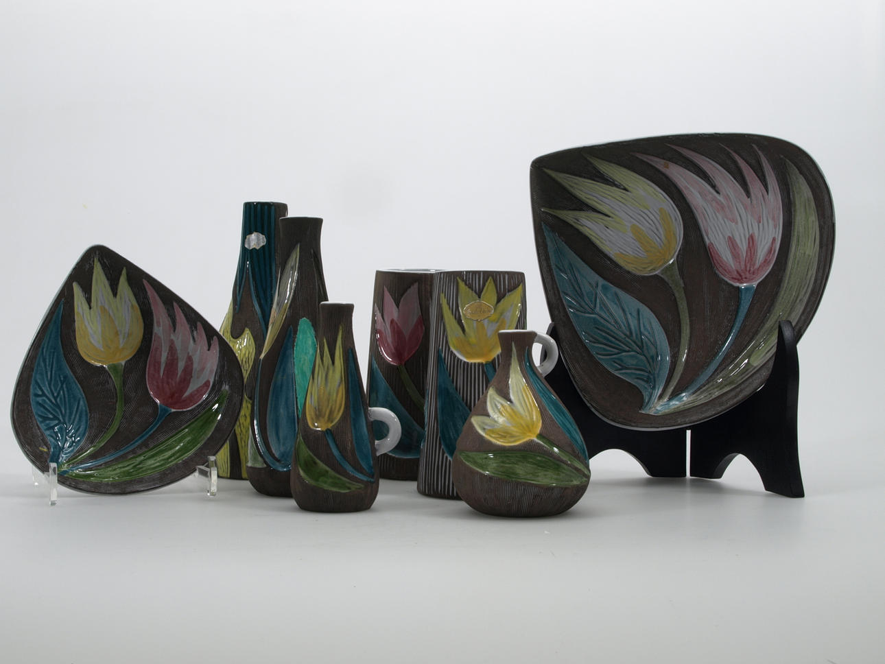 MARI SIMMULSON. Parti keramikföremål, 8 delar, Uppsala-Ekeby.