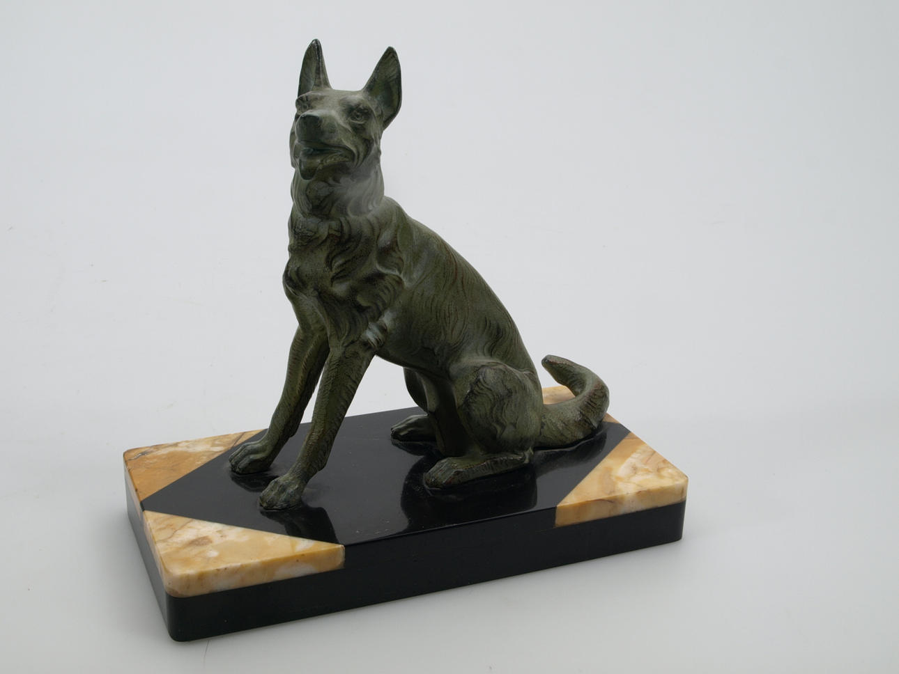 METALLSKULPTUR PÅ STENSOCKEL, 1920-tal.