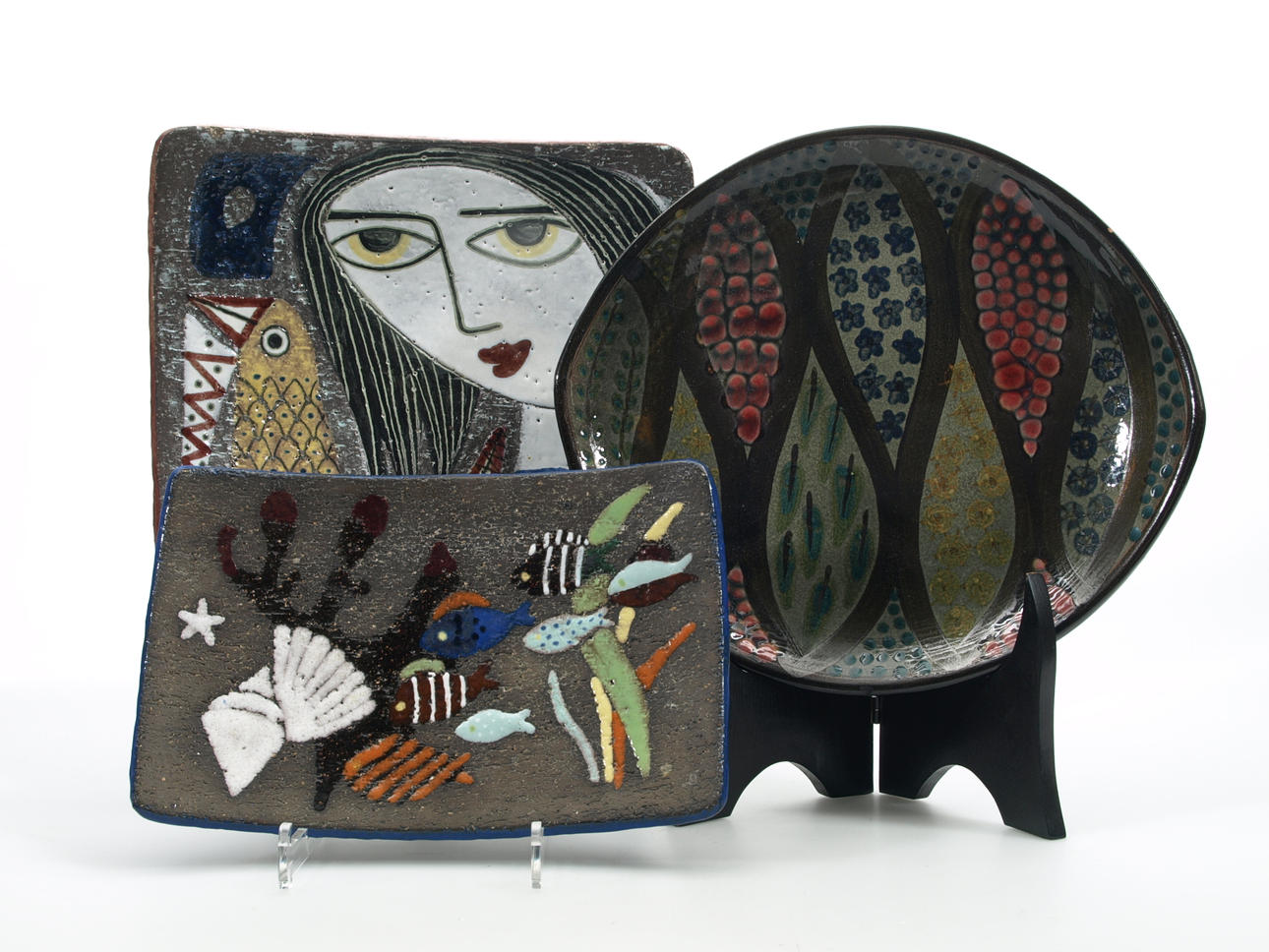 KERAMIKFAT, 3 stycken, bland annat Mari Simmulson.