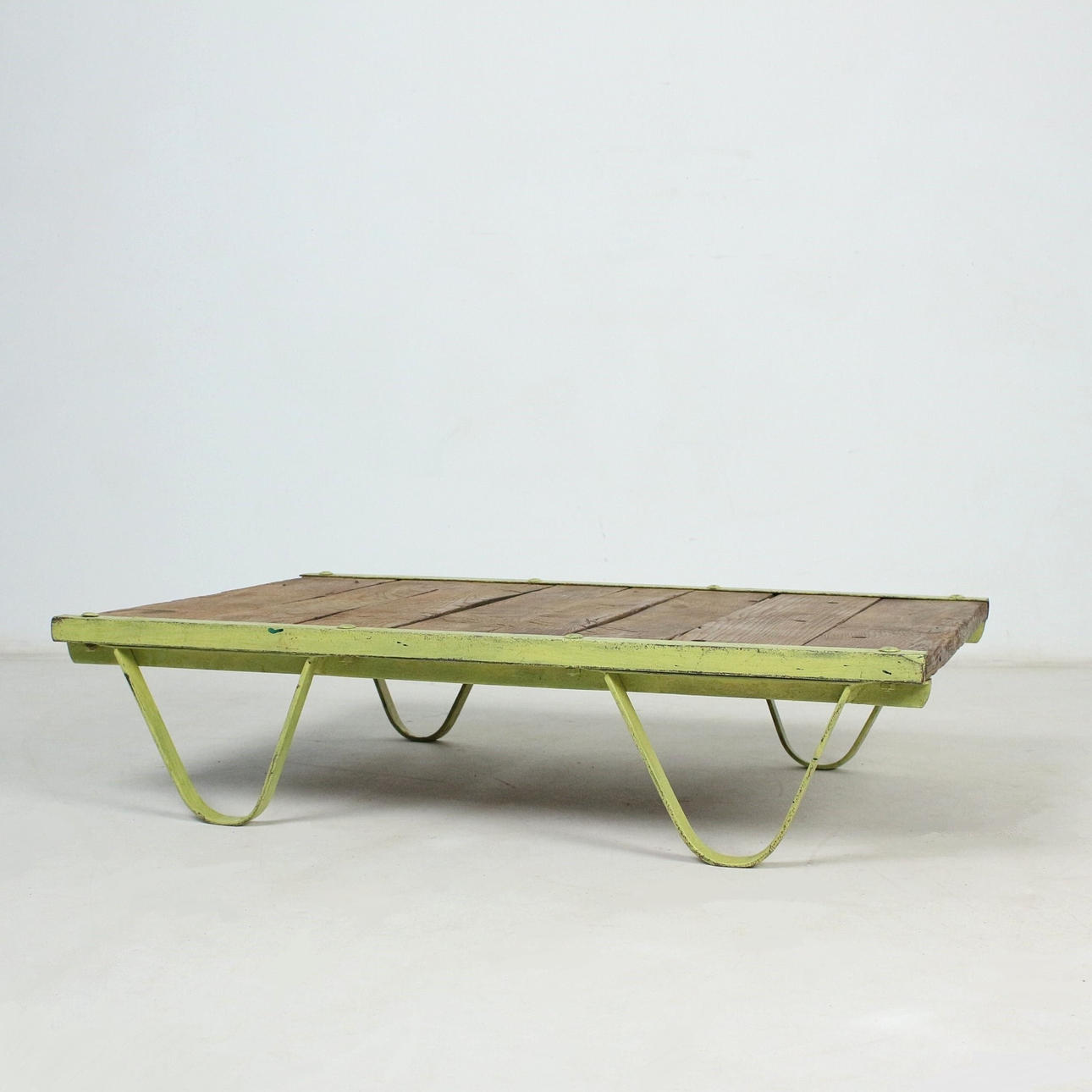 Couchtisch/ Palettentisch, Industrial-Design.