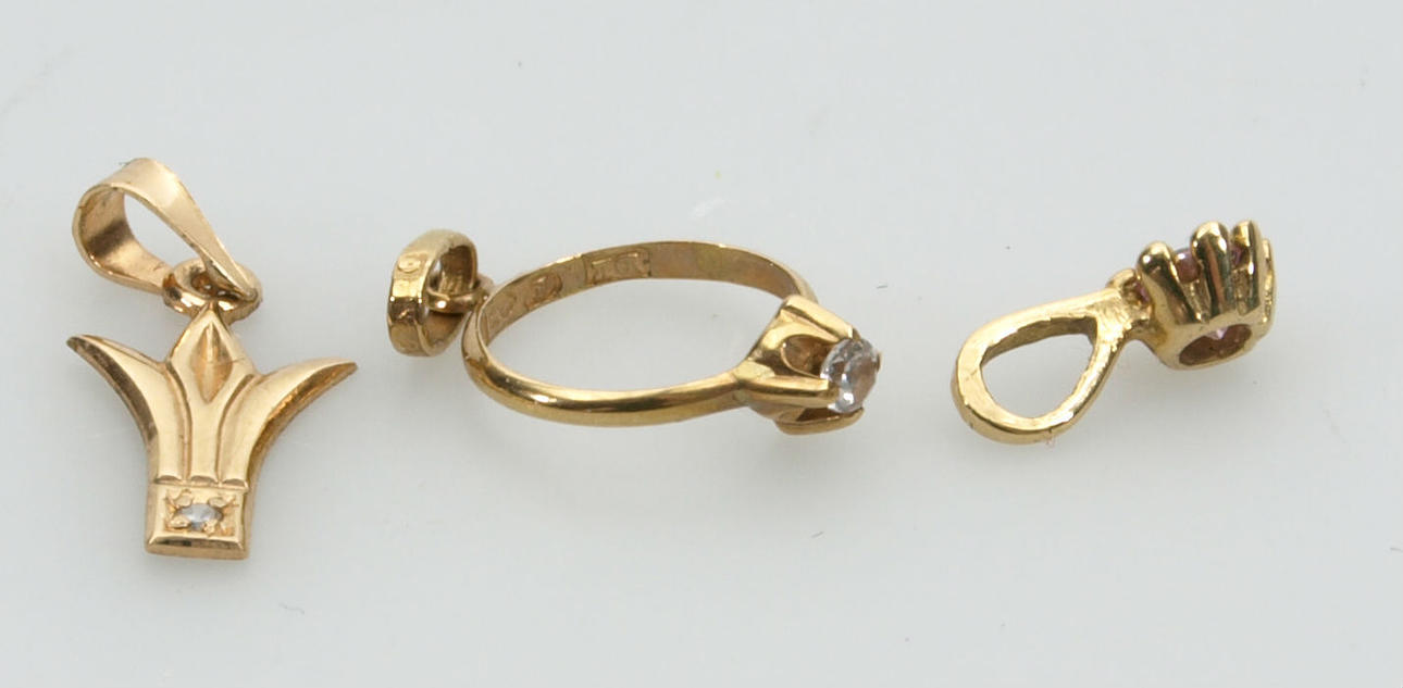 HÄNGE, 3 stycken, 18K guld och vita stenar, 1,6 gram.