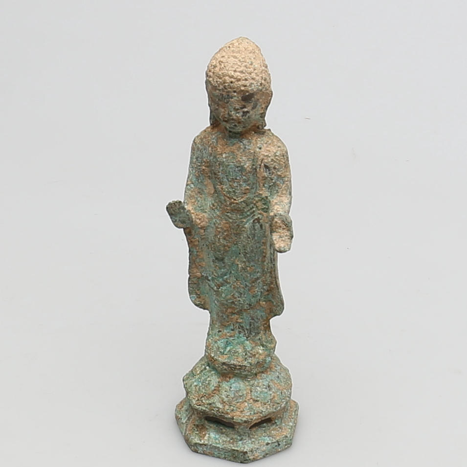 SKULPTUR. Buddha. Patinerad brons.