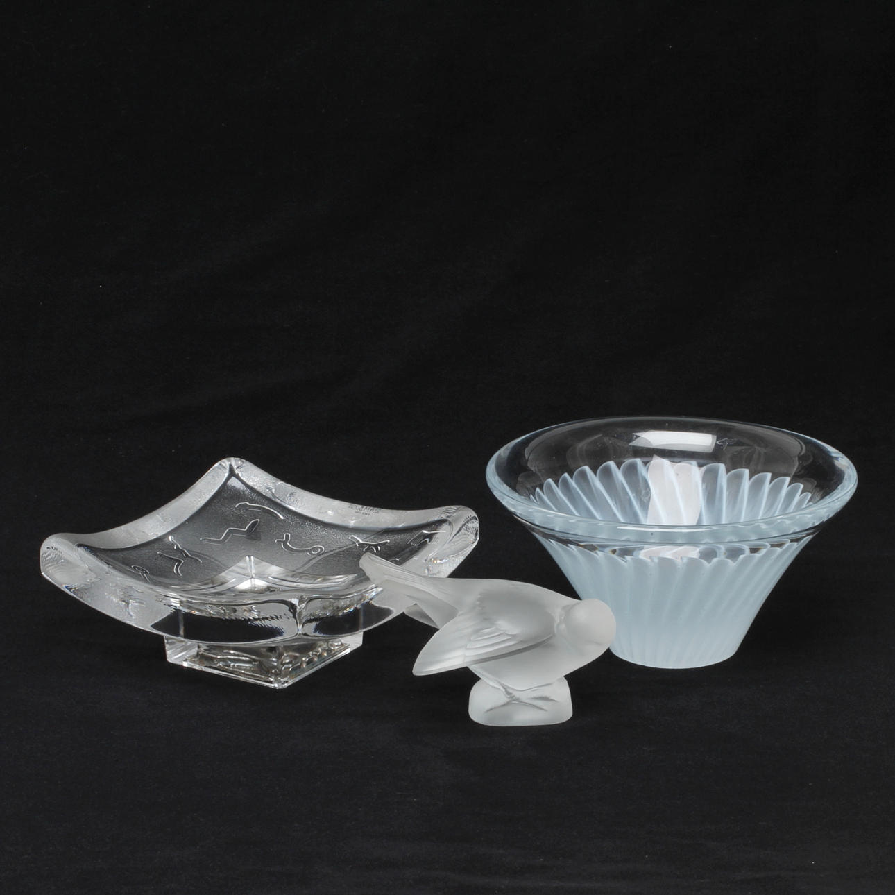 PARTI GLAS, 3 delar, bl a Lalique samt Bertil Vallien för Kosta-Boda.