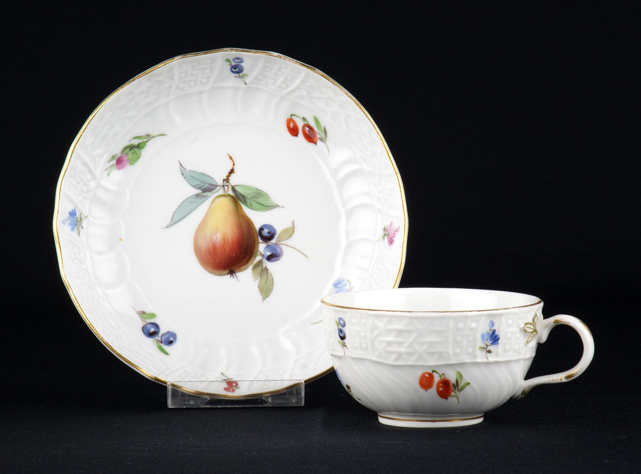 MOCHA CUP med fat. Porslinsmanufakturen Meissen, omkring 1900.