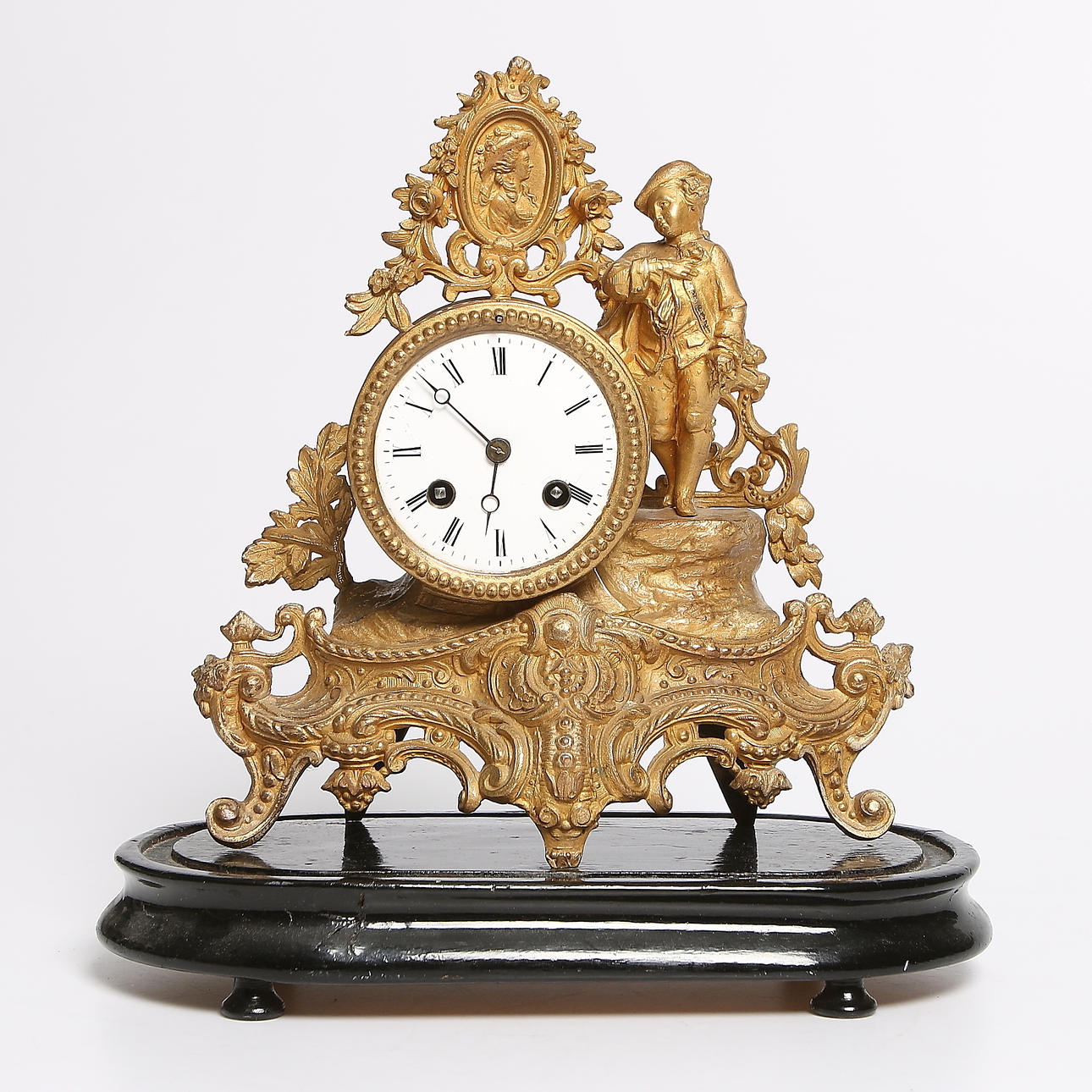 BORDSPENDYL, brännförgyllt och bronserat järn, urverk märkt "Japy Freres & Cie, Med. d'Honneur" Frankrike, 1800-tal.