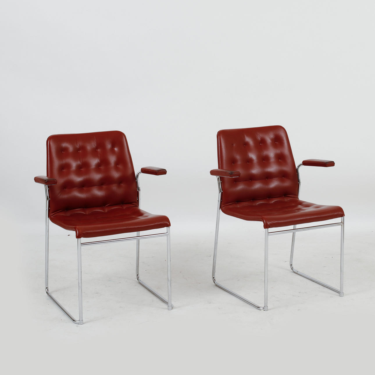 BRUNO MATHSSON. Karmstolar, ett par, "Mio".