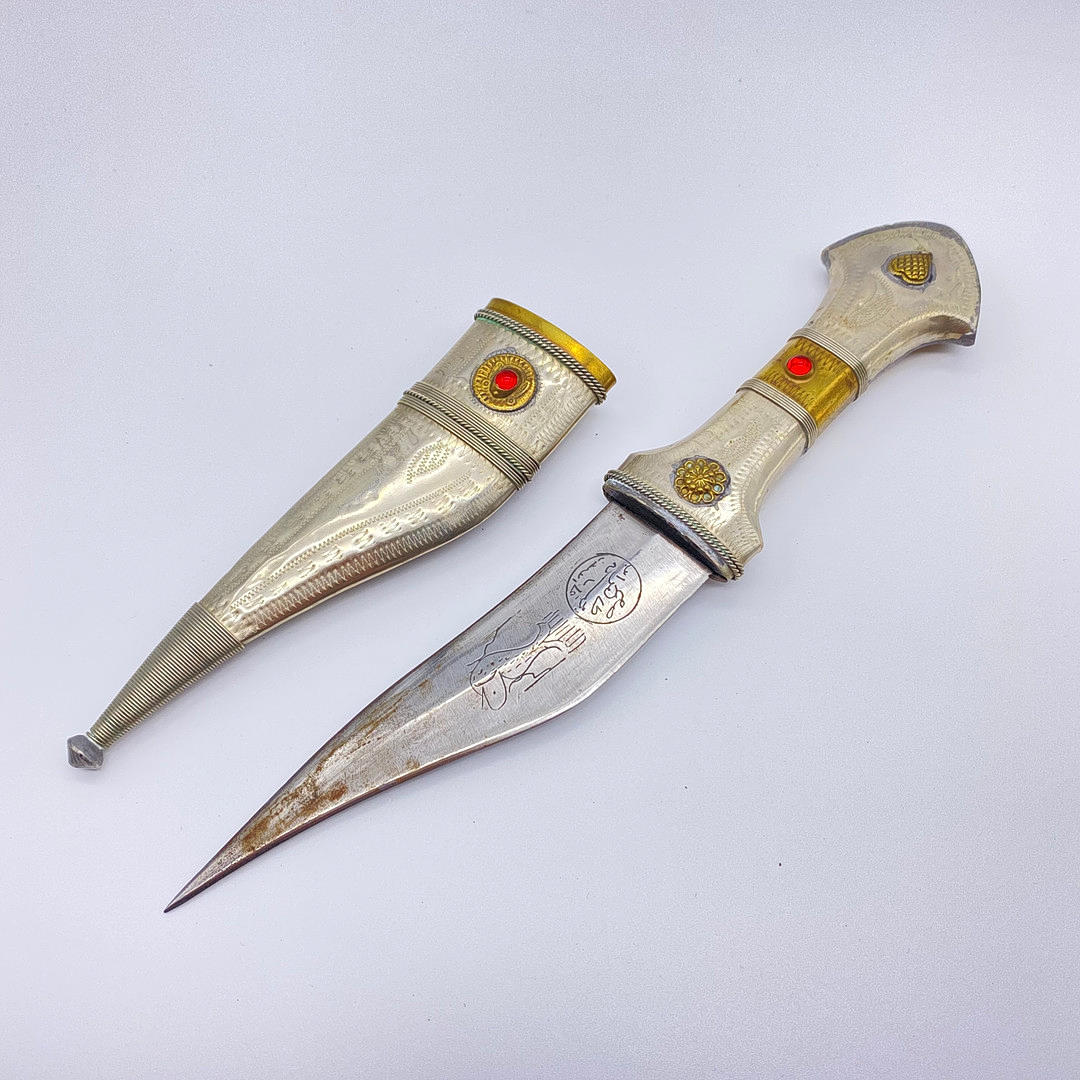 DAGGER ORIENTAL VÄRIVIVIIN KIVIIN.