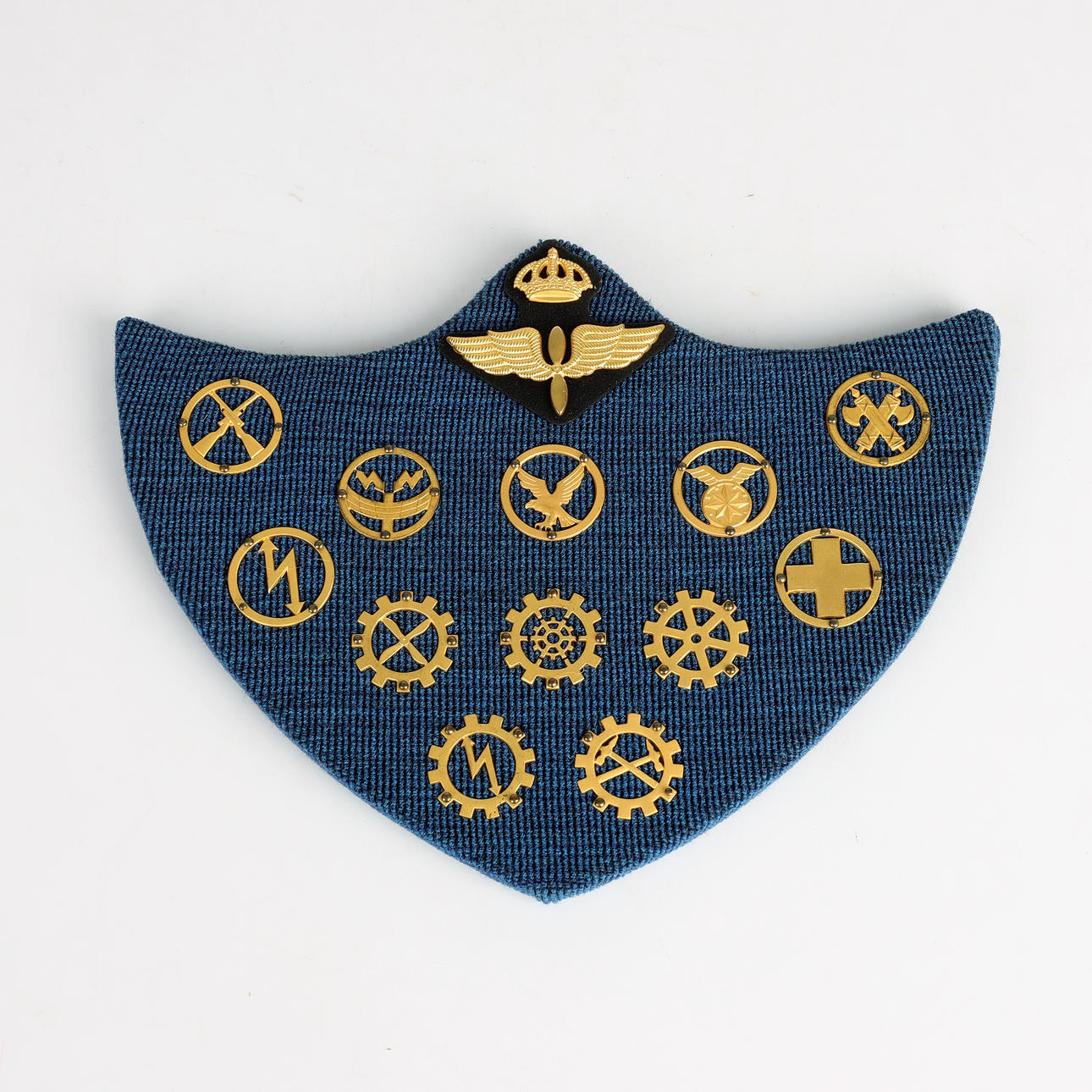 UNIFORMSMÄRKEN FLYGVAPNET, 13 st, fästa på sköld.