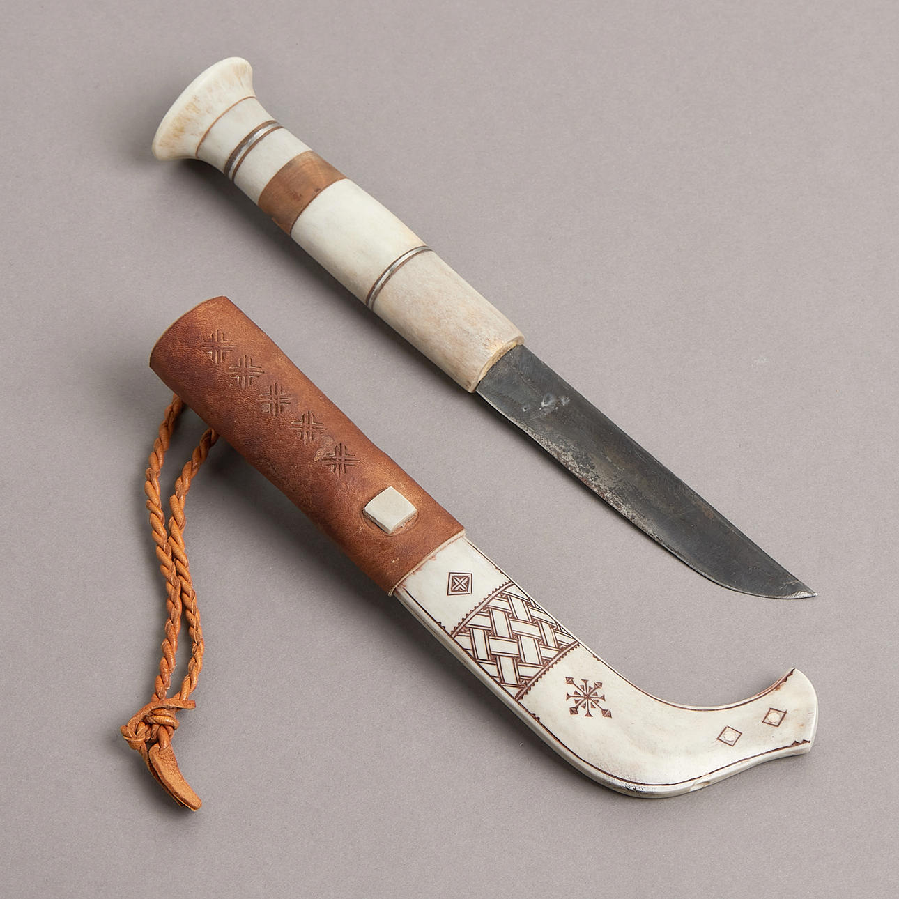 LARS PIRAK. Halvhornskniv, nordsamisk.