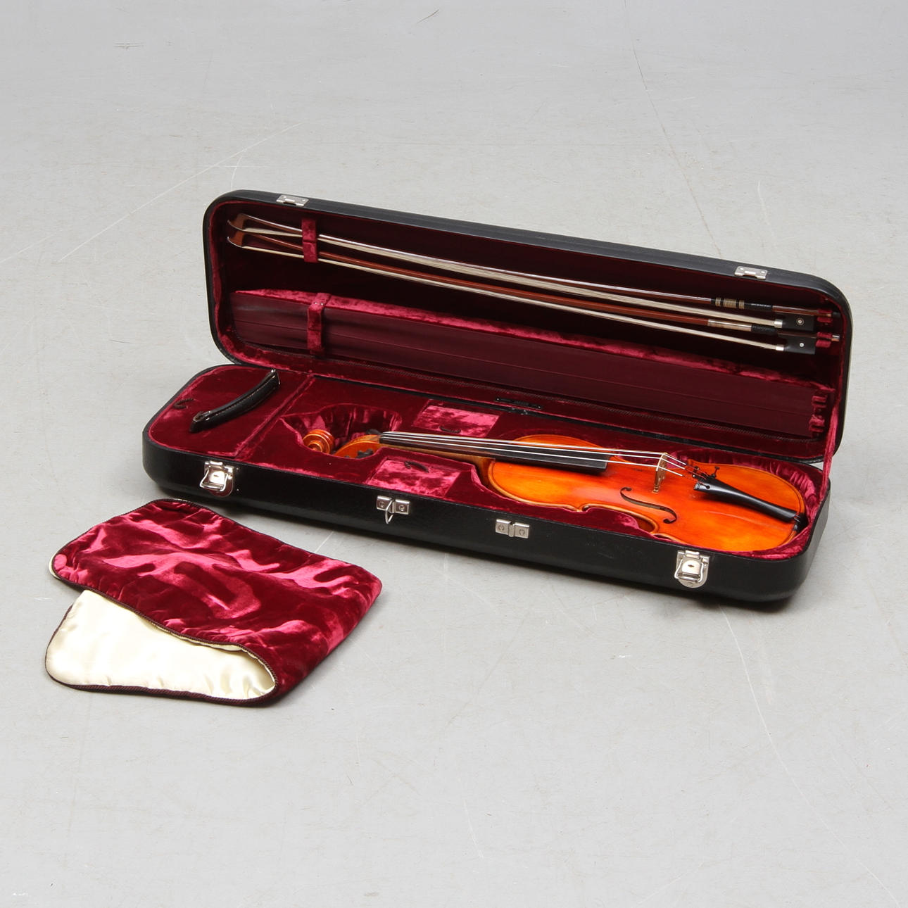 FIOL,etikettmärkt Hofman-Strad, med stråkar, och väska, 1900-tal.