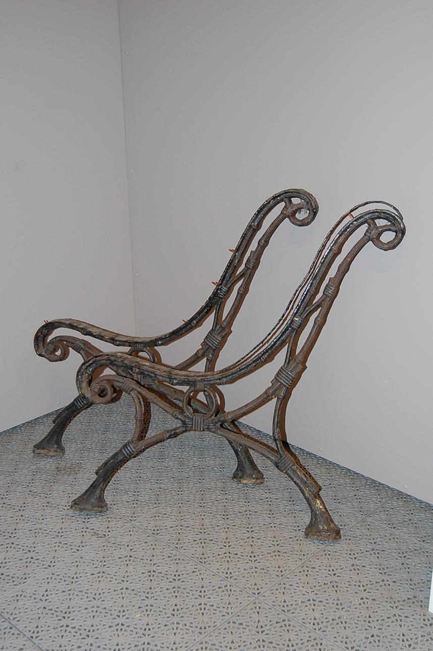 GJUTJÄRNSGAVLAR, trädgårdsbänk,1900-talets början.