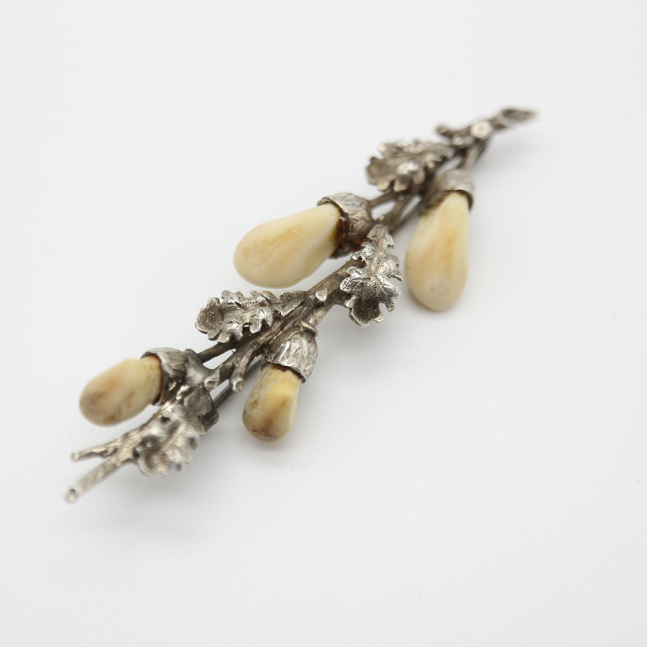 BROCHE DE CAZA DE PLATA.