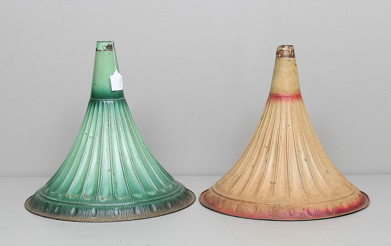 TRATTAR, 2 st, till trattgrammofon, 1900-talets första hälft.