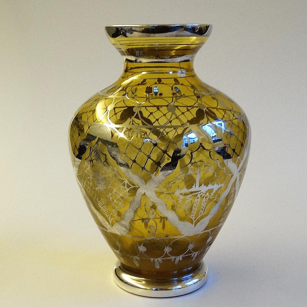 JARRON DE CRISTAL AMARILLO con decoración plateada.