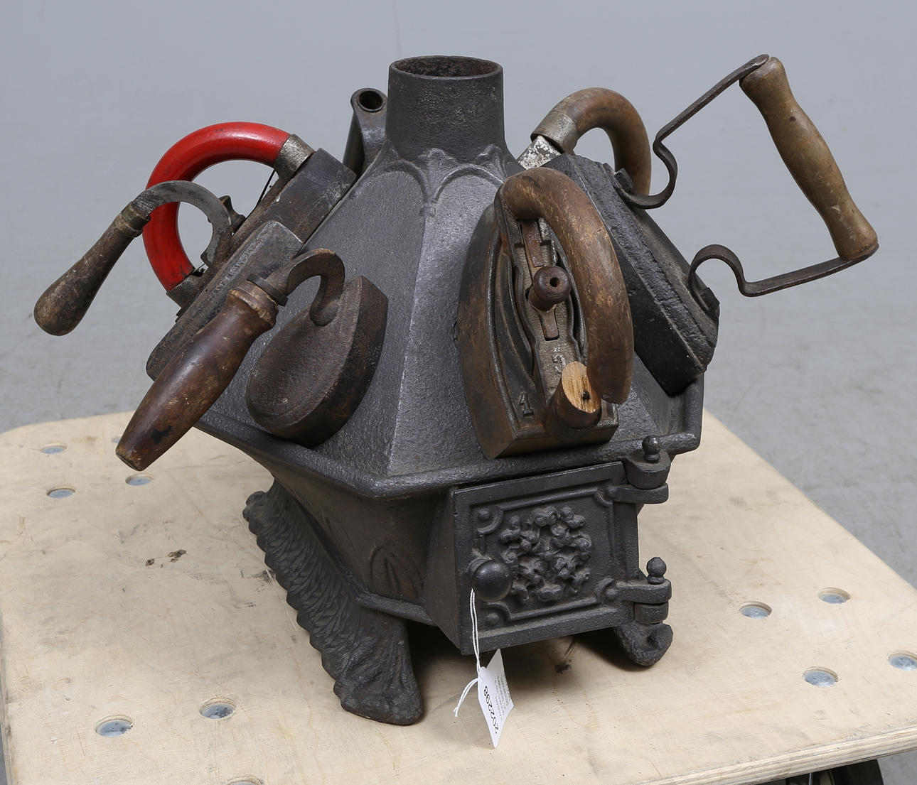 KAMMIN, gjutjärn, no 3, JC Bolinders, Stockholm, 1800-talets andra hälft, samt strykjärn, 7 st.