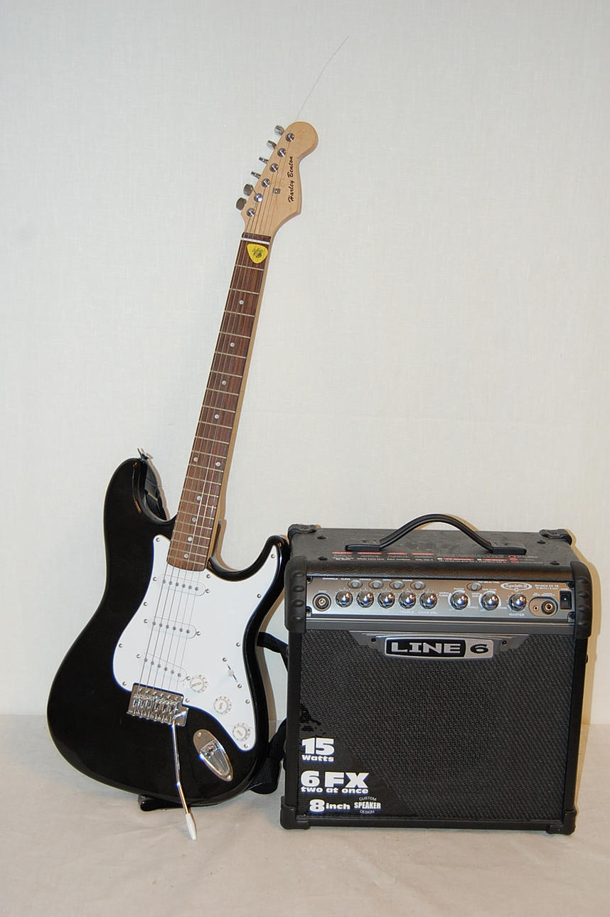 ELGITARR MED FÖRSTÄRKARE.