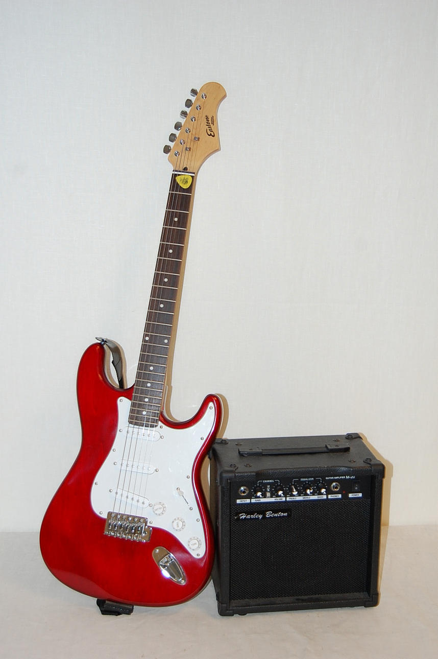 ELGITARR MED FÖRSTÄRKARE.